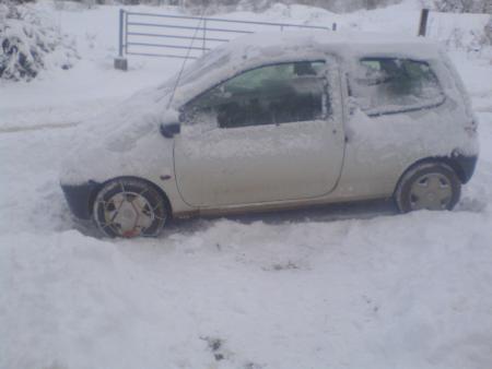 twingo prète a rouler dan la neige lol