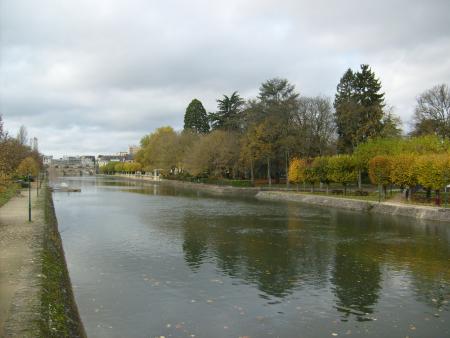 Veux tu marcher le long du canal du Berry?
