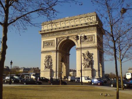 un gro arc de triomphe cété bien la guerre sur le rond point lol